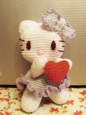 Amigurumi Hello Kitty Angioletto con cuoricino rosso