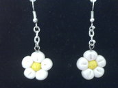 orecchini con fiori bianchi