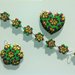 Bracciale in fimo con perle a forma di fiore su base verde con fiori nei toni del giallo e viola