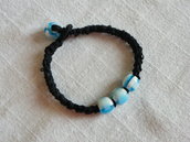 braccialetto in cotone nero con perle azzurre