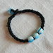 braccialetto in cotone nero con perle azzurre