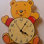 Orologio orsetto in legno decorato a mano