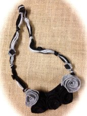 Collana nera e grigia con rose in panno