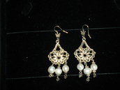 Orecchini chandelier argento tibetano e perle fatti a mano.