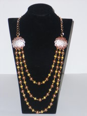 Collana con perle color bronzo