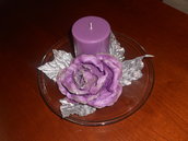 Piatto in vetro con candela viola