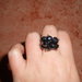 anello con pendenti neri