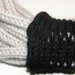 Collana in lana grigio chiaro con passante nero