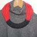 Collana in lana rossa con passante grigio ferro