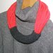 Collana in lana rossa con passante grigio ferro