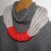 Collana in lana grigio chiaro con passante rosso