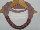 Collana in lana rosa antico