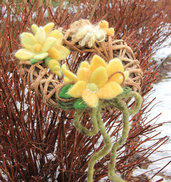 Corona per porta con fiori in lana cardata