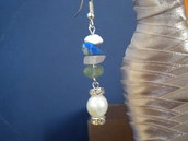 Orecchini con pietre multicolor perla bianca