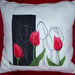cuscino ricamato con illustrazione floreale, tulipani rossi LATULIPE
