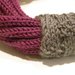 Collana in lana viola con passante grigio