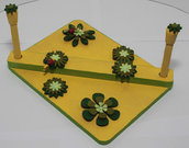 Portatovaglioli con margherite verdi di feltro e coccinelle , con sfondo giallo