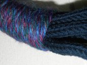Collana in lana blu e filato multicolore