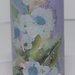 Bottiglietta porta essenze con fiori e sfondo lilla
