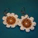 orecchini fiore bianco con bottone di legno