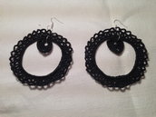 Orecchini anelli cerchi rigidi con cuore cuoricino pendente (mod. 2) fatti a mano all'uncinetto in cotone di vari colori moda (gioielli / bijoux)