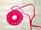 Collana girocollo pendente (mod. 2) fatta a mano all'uncinetto in cotone di vari colori moda (gioielli / bijoux)