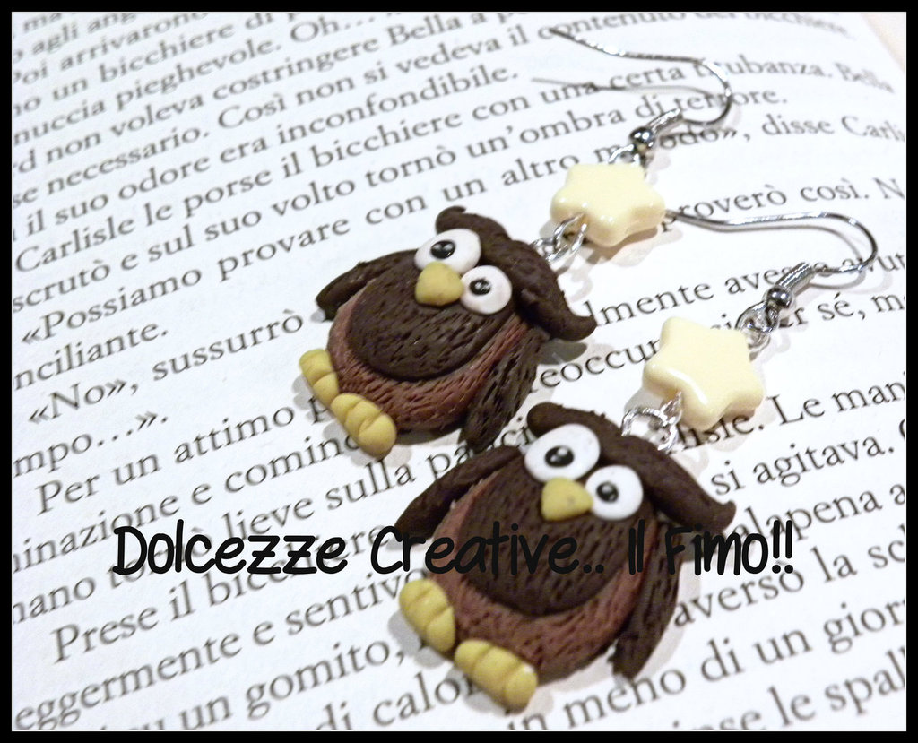 DESIGN - Orecchini pendenti dorati con perle sintetiche e