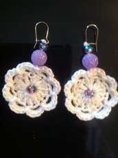 orecchini cotone bianco con perle viola