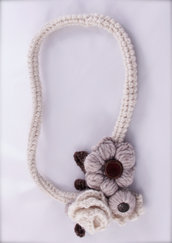 Collana uncinetto in lana a fiori - fatta a mano