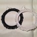 Orecchini anelli cerchi semplici rigidi grandi 7 cm fatti a mano all'uncinetto in cotone di vari colori moda (gioielli / bijoux)