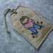 Tag decorativa Primitive Stitchery - ricamata a mano