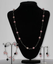 Parure composta da collana, bracciale con charms e orcchini in tormalina e quarzo rosa.