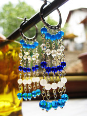 orecchini con perline in vetro bianche e blu
