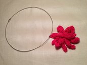 Girocollo rigido collana con pendente fiore arricciato grande fatto a mano all'uncinetto in cotone di vari colori moda (gioielli / bijoux)