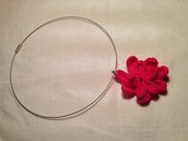 Girocollo rigido collana con pendente fiore arricciato medio fatto a mano all'uncinetto in cotone di vari colori moda (gioielli / bijoux)