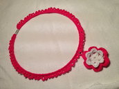 Girocollo rigido lavorato con pendente fiore fatto a mano all'uncinetto in cotone di vari colori moda (gioielli / bijoux)