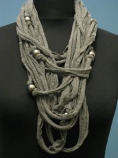 Collana in fettuccia grigia con perle color argento