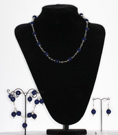 Parure composta da collana, bracciale con charms ed orecchini in grande agata blu cobalto