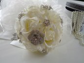 Bouquet gioiello di rose in seta con applicazioni di strass e perle