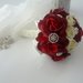 Brooch bouquet gioiello di rose in seta con applicazioni di strass e perle