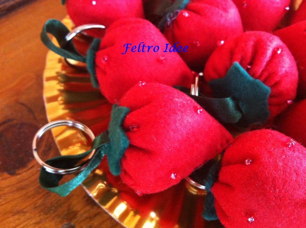 GSHLLO Portachiavi A Forma Di Fragola In Ecopelle - Custodia Per NFC, Tracker, Carte, Con Anello Portachiavi