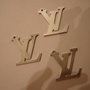 LOGO LV  Louis Vuitton style ciondolo no fimo alluminio anallergico NO MADE IN CHINA 