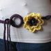cinture di lana all'uncinetto che si possono usare anche come collane con motivi floreali di lana o con fiori finti 