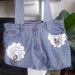 borsa in tessuto jeans con applicazioni ad uncinetto e perle