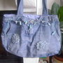 borsa in tessuto jeans con decori in corallo turchese e fiori in tessuto jeans