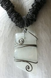 collana elastica con pendente in vetro