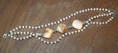 Bracciale home made, sui toni del color salmone, con piccole perle, pietre, perline e distanziatori in metallo