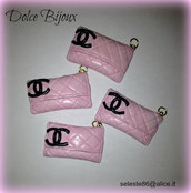 Ciondolo pochette Chanel rosa in miniatura realizzato a mano in fimo e cernit...