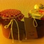 Bomboniere :confetture artigianali con vasi decorati da stoffa e confetti