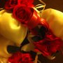 Bomboniera :sacchetto bianco profumato con decorazione di rose e nastri e confetti
